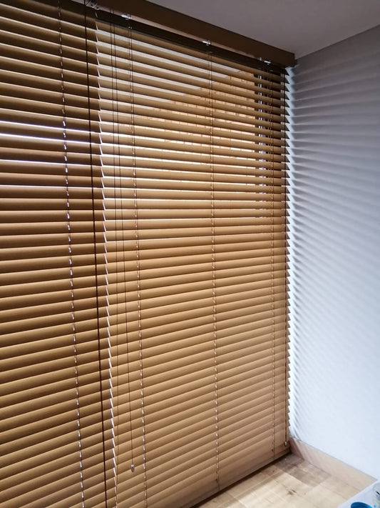 Persianas de madera decorativas con cinta